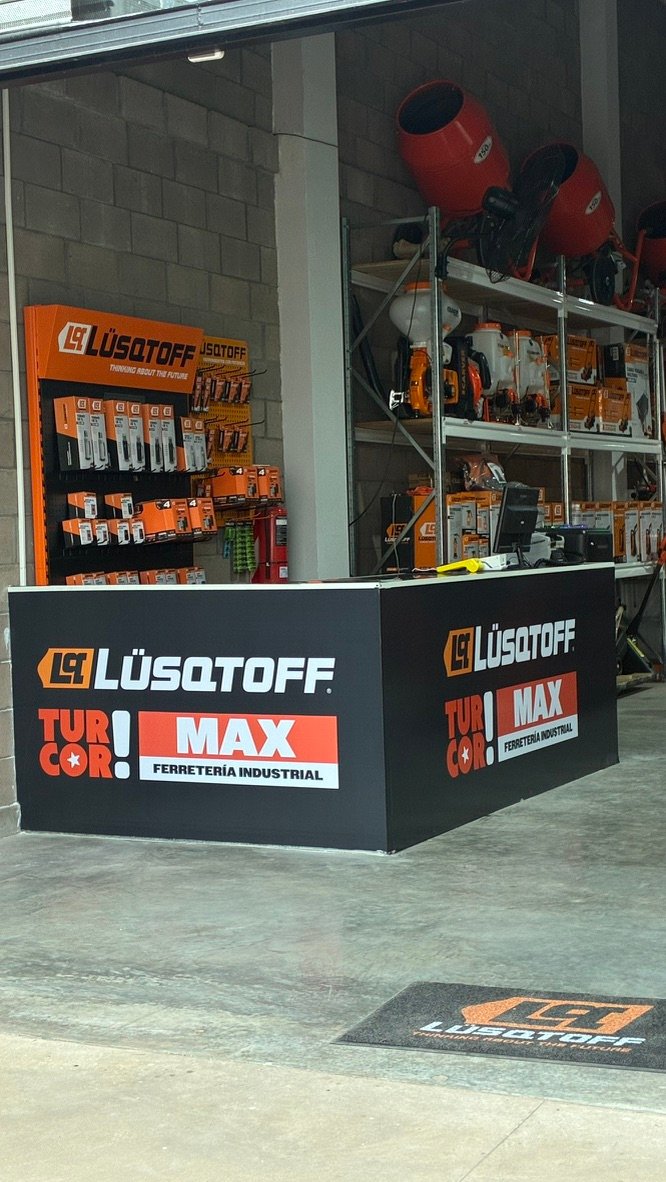 Mostrador de Turcor MAX con la línea Lüsqtoff